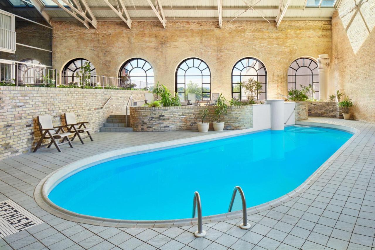 Delta Hotels By Marriott London Armouries Exteriör bild